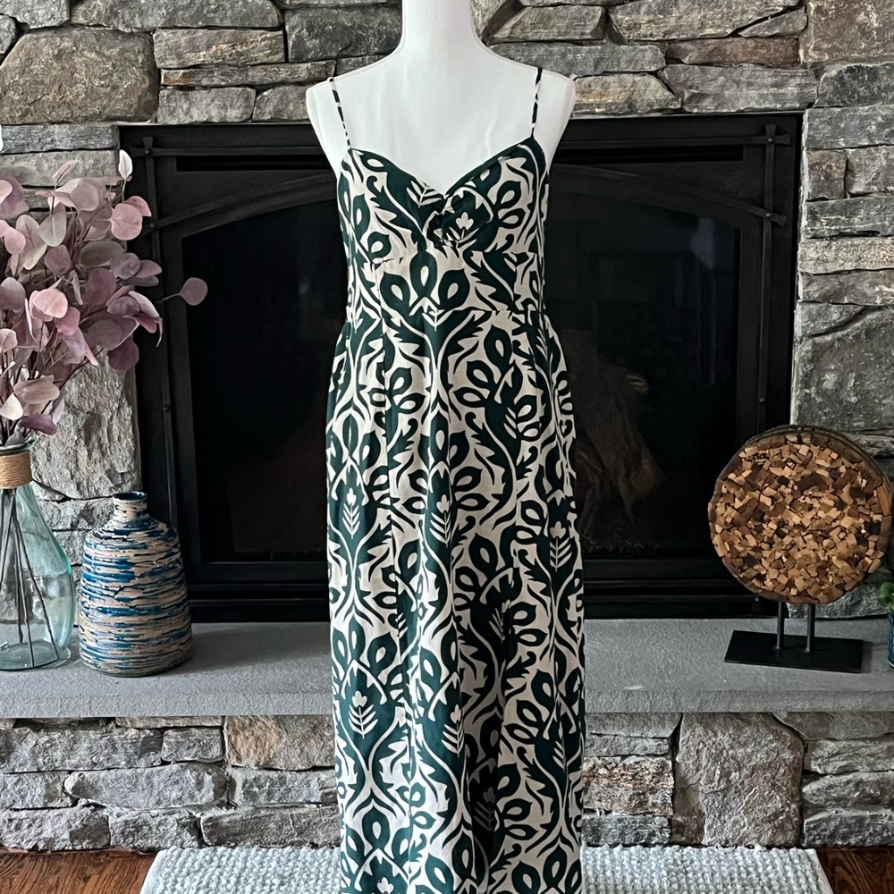 👗American Eagle lightweight floral dress with tie back👗